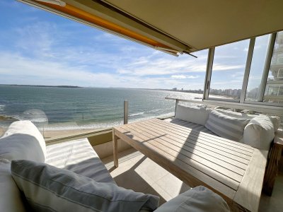 Hermoso apartamento en venta en edificio Malecón, Punta del Este.