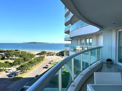 Departamento en Venta de 2 dormitorios + dependencia de servicio en torre Aquarela , Playa Mansa Punta del Este