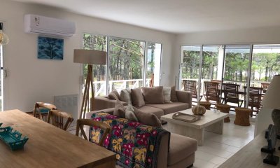 Apartamento en venta de 2 dormitorios y dependencia en Brava, Punta del Este.