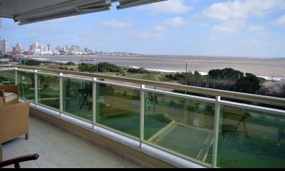 Apartamento en venta de 3 dormitorios en Coral Tower, Punta del Este.