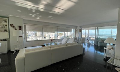 Apartamento de 3 dormitorios en edificio Pez Espada, Punta del Este.