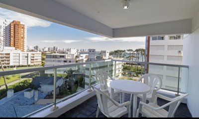 Apartamento en venta de 2 dormitorios en edificio Palm Beach, Punta del Este.