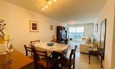 Apartamento en venta de 2 dormitorios en Summer Tower, Punta del Este.