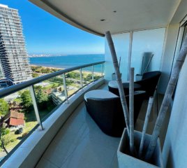 Departamento en Venta de 2 Dormitorios y Dependencia en Torre Aquarela, Punta del Este