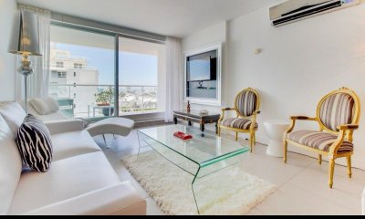 Apartamento en venta en piso alto en torre Yoo, Punta del Este.