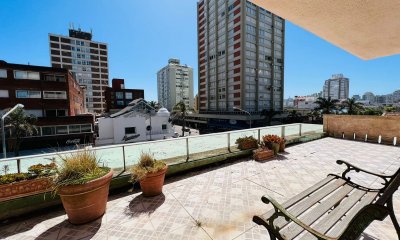 Apartamento en venta de 2 dormitorios en Torre Gorlero, Punta del Este.