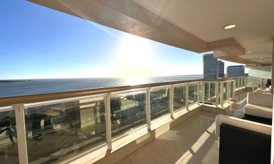 Apartamento de 4 suites en Edificio Le Jardin, Mansa Punta del Este.