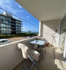 Apartamento en Venta de 3 dormitorios en primera linea de Playa Mansa, Punta del Este