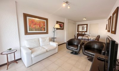 Apartamento en venta de 2 dormitorios y dependencia de servicio, Punta del Este.