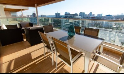 Excelente apartamento en venta en Icon Brava Tower, Punta del Este.