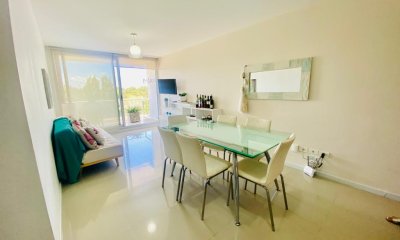 Apartamento en venta de 2 dormitorios en edificio Be Punta, Punta del Este.