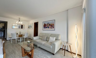 Apartamento en venta de 2 dormitorios y dependencia de servicio en edificio Torre Marina I, Punta del Este.