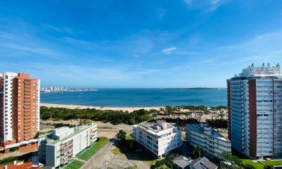 Apartamento de 4 dormitorios en venta en Sea Forest Tower, Punta del Este.