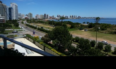 Hermoso apartamento reciclado en venta en edificio Tunquelen I, Punta del Este.