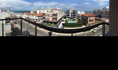 Apartamento en venta de 2 dormitorios frente al mar en Punta del Este.