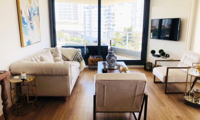 Apartamento en venta de 2 dormitorios en torre Alexander Boulevard, Punta del Este.