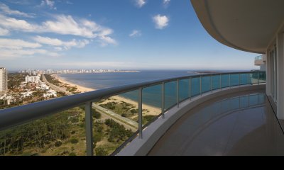 Penthouse en venta de 4 dormitorios en torre Aquarela, Punta del Este.
