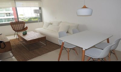 Apartamento de 2 dormitorios en venta en Torre Esmeralda, Punta del Este.