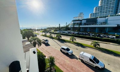 Apartamento en venta de 3 dormitorios en edificio Los Arcos, Punta del Este.