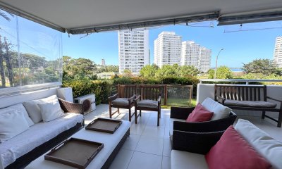 Apartamento en venta de 3 dormitorios con parrillero propio en Mansa, Punta del Este.