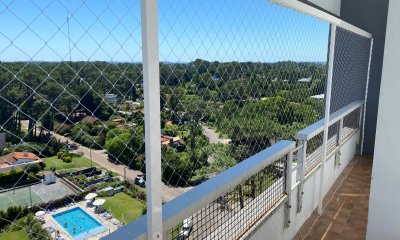 Apartamento de 2 dormitorios en venta en Torre Antares, Punta del Este.