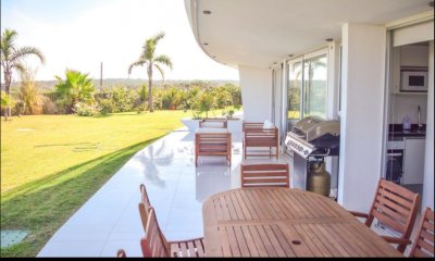 Apartamento en venta de 2 dormitorios en Bikini Beach, Punta del Este.