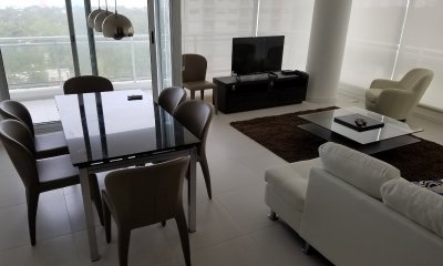 Apartamento en venta en piso alto en edificio Bellagio, Punta del Este.