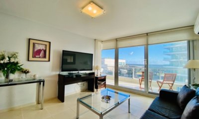 Venta de apartamento de dos dormitorios en Seasons Tower, Punta del Este