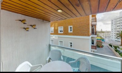 Apartamento reciclado en venta de 2 dormitorios en edificio Da Vinci, Punta del Este.