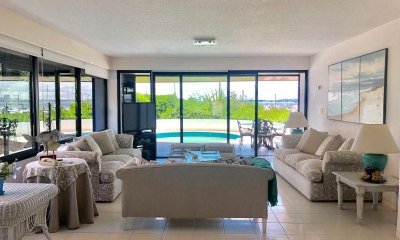 Apartamento en venta de 3 dormitorios en Portofino, Punta del ESte.