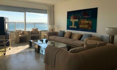 Apartamento de 3 dormitorios en venta en Punta del Este.