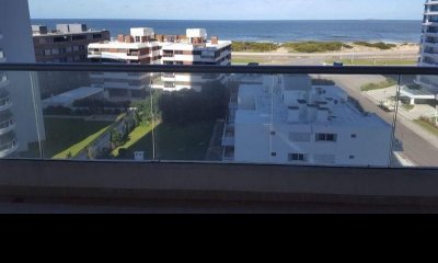 Apartamento en venta de 2 dormitorios en Icon Tower, Punta del Este.