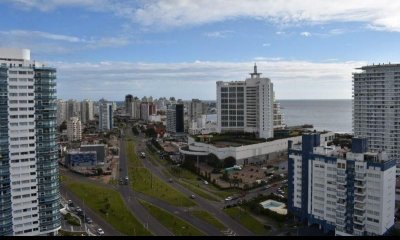 Apartamento de 2 dormitorios en torre Alexander Boulevard, Punta del Este.