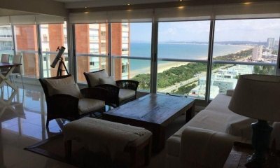 Apartamento en venta de 3 dormitorios en Punta del Este.