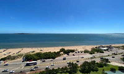 Hermoso apartamento en venta en piso alto en torre Aquarela, Punta del Este.