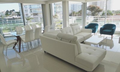 Apartamento de 2 dormitorios en venta en Sunrise Tower, Punta Este.