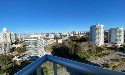 Apartamento de 2 dormitorios en venta en Torre One, Punta del Este.