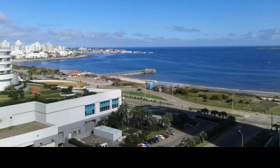 Apartamento en venta de 2 dormitorios en Season Tower, Punta del Este.