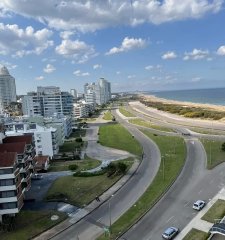 Apartamento en venta con vista al mar de 3 dormitorios, Punta del Este.