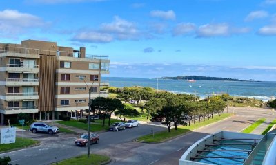 Departamento en Venta de 2 Dormitorios y Dependencia en Torre Aquarela, Punta del Este