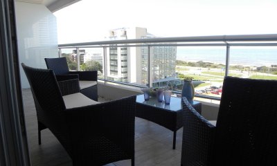 Apartamento en venta de 2 dormitorios en Look Tower, Punta del Este.