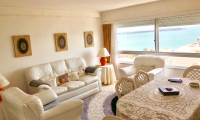 Apartamento en venta de 3 dormitorios en Punta del Este.