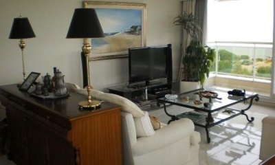 Departamento de 3 Dormitorios en Coral Tower, Mansa, Punta del Este