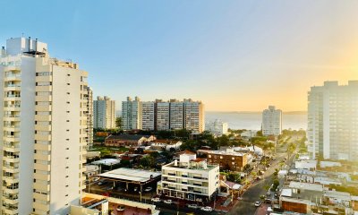 Hermoso apartamento de 2 dormitorios en venta en edificio Onix, Punta del Este
