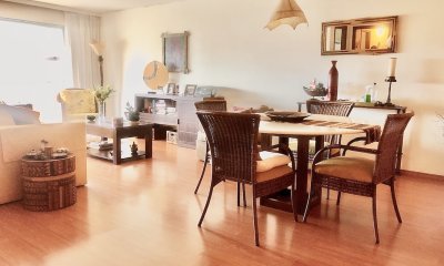 Apartamento de 2 dormitorios en venta en torre Punta del Este.