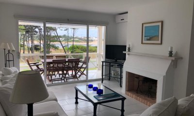 Apartamento de 2 dormitorios en venta en Pinares de la Barra, Punta del Este.