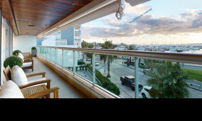Apartamento en venta de 4 suites en edificio Puerto Punta, Punta del Este.