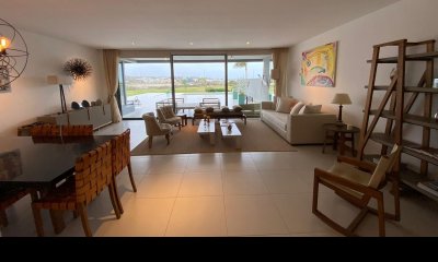 Apartamento en venta de 3 dormitorios en edificio Tiburón Terrazas, Punta del Este.