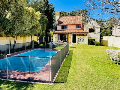 Casa en venta de 4 dormitorios en Beverly Hills, Punta del Este.