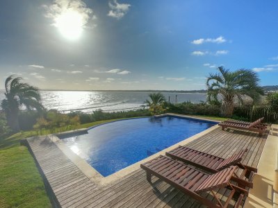 Espectacular casa en Punta Ballena sobre el mar 